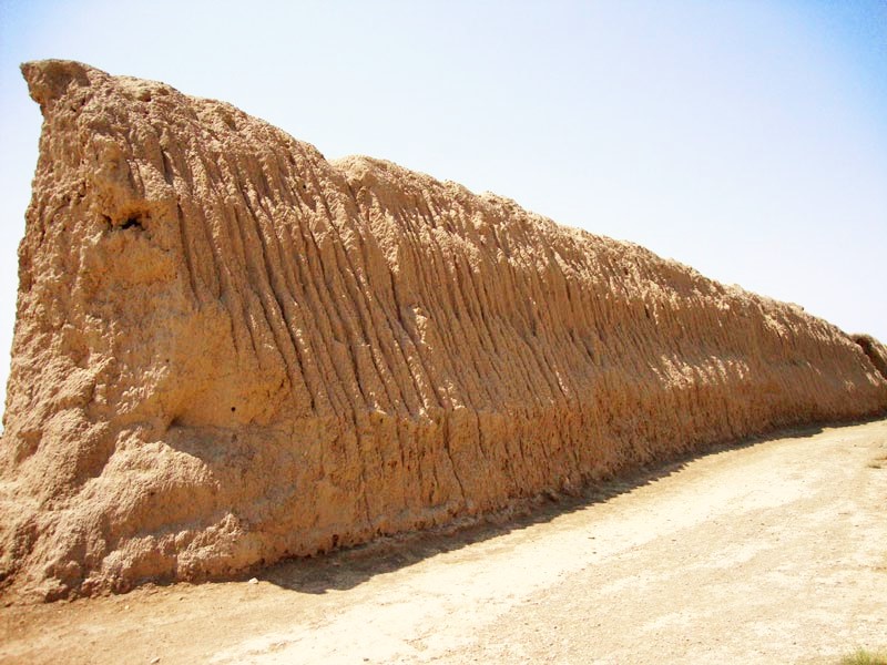 دیوار حصار بارو پیرامون شهر دامغان