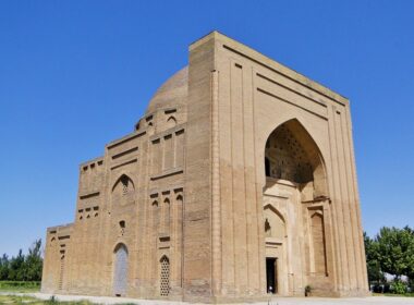 آرامگاه هارونیه توس