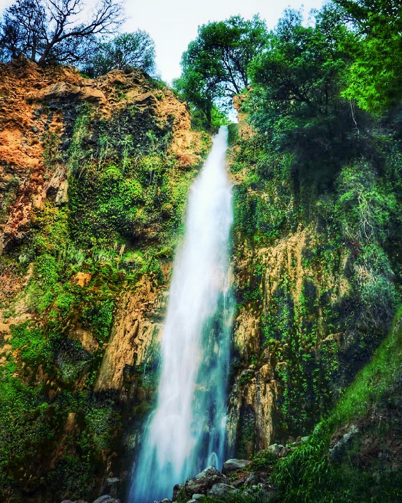 چشم انداز طبیعی آبشار شیوند در نزدیکی ایذه