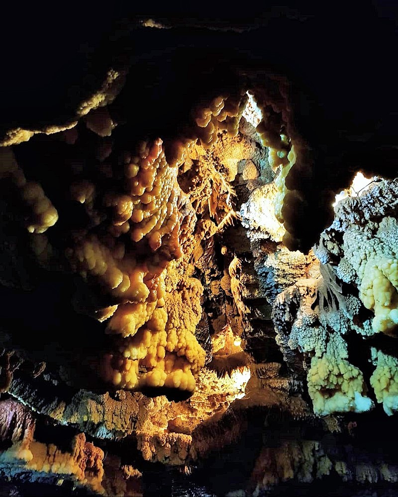 ترکیبات آهکی شیستی در غار علیصدر 