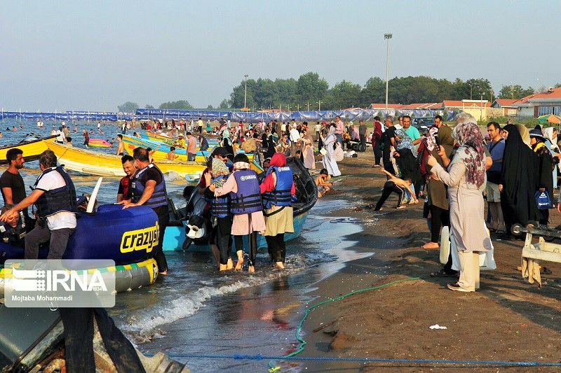 گردشگری انبوه سواحل شمالی ایران