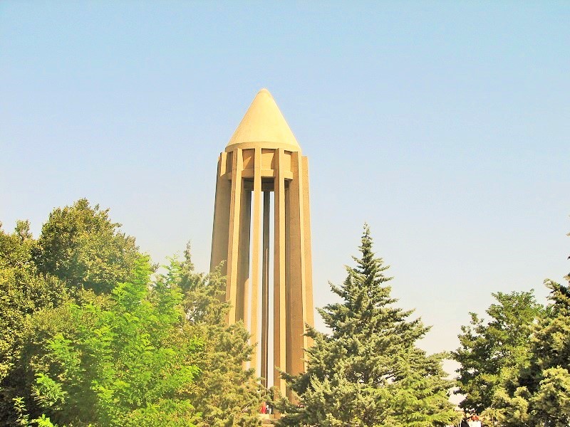 دیدنی های همدان: آرامگاه ابو علی سینا