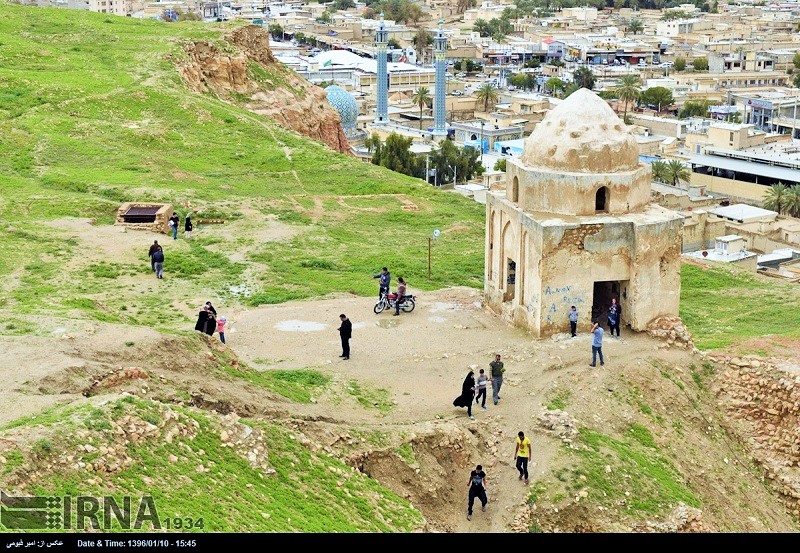 جاهای دیدنی لار: آرامگاه مادر نادرشاه