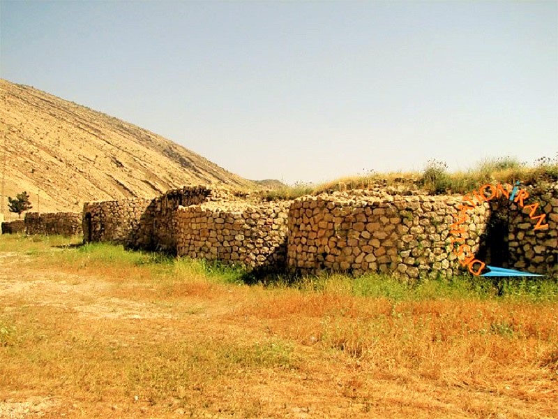 دیوار پیرامونی کاخ های ساسانی بیشاپور