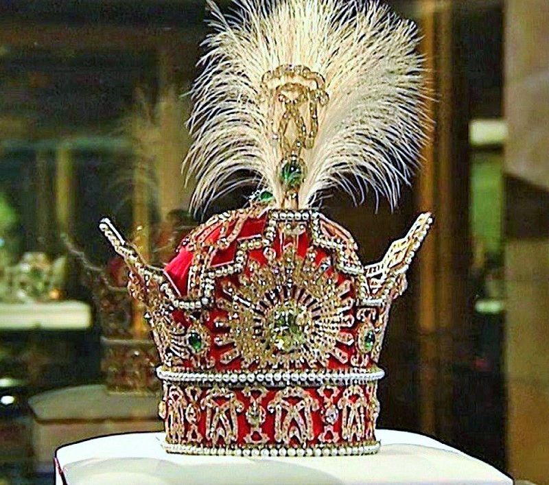 تاج محمدرضا شاه پهلوی در خزانه جواهرات ملی