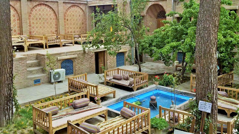حیاط اقامتگاه های سنتی ایران