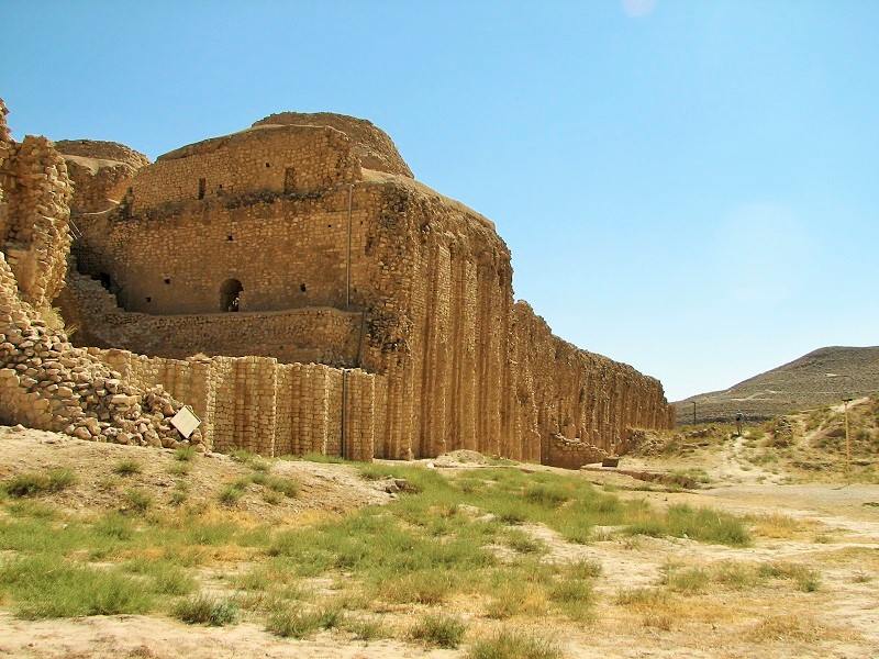 چشم انداز باستان شناسی ساسانی: دیوار بیرونی کاخ اردشیر