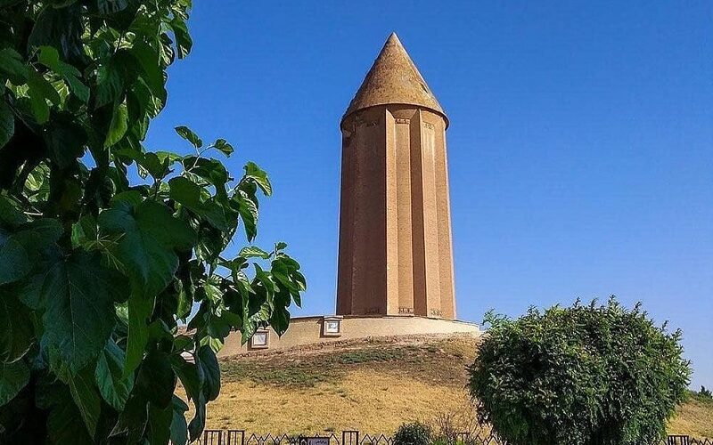 دورنمای مقبره برجی گنبد کاووس