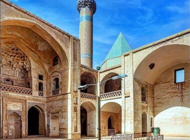 بخشی از داخل صحن مسجد جامع نطنز