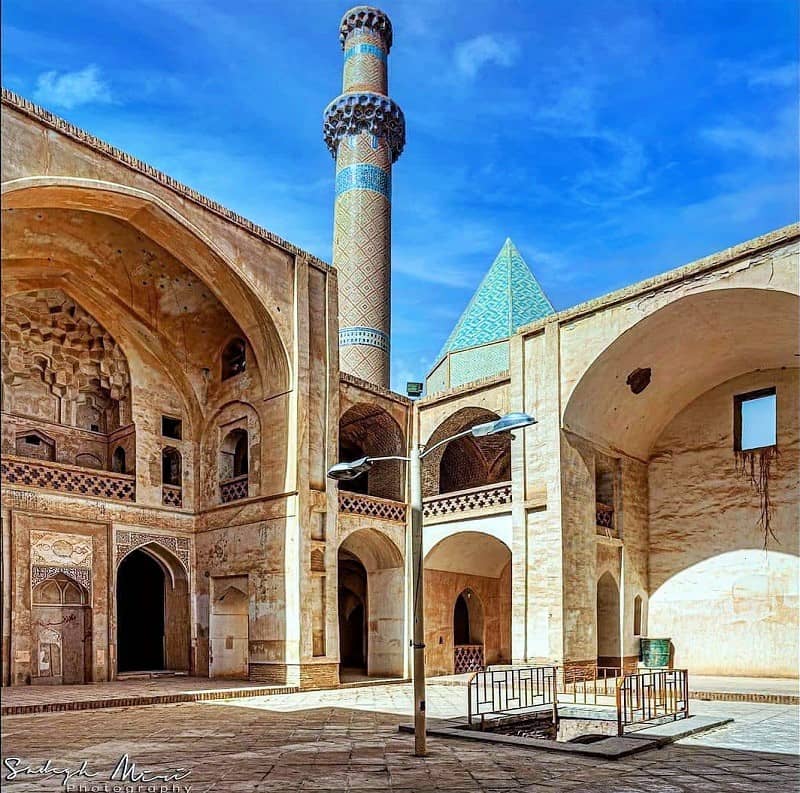بخشی از داخل صحن مسجد جامع نطنز