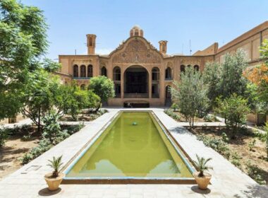 حیاط خانه تاریخی بروجردی ها در کاشان