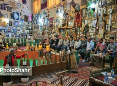 تماشاچیان در موزه شه لافتی مشهد