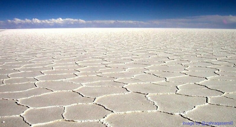 بلورهای نمک در دریاچه نمک کویر مرنجاب