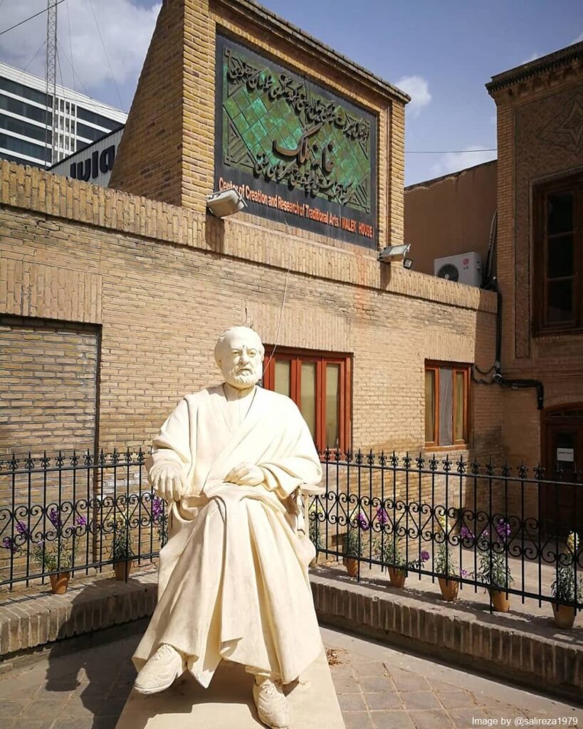 مجسمه حاج حسین ملک