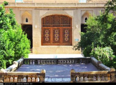 حیاط خانه لاری های یزد