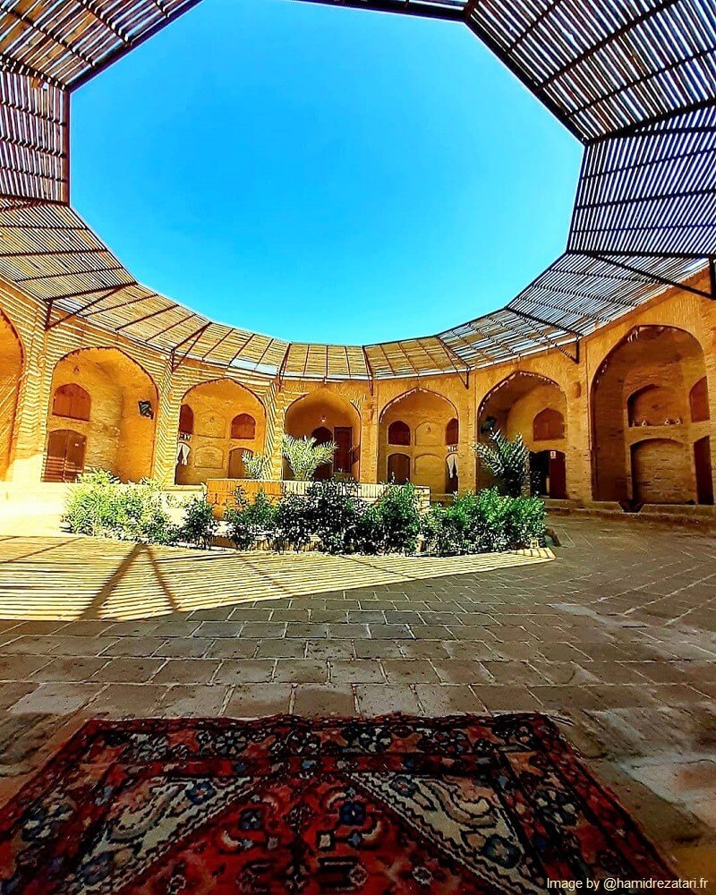 حیاط کاروانسرا