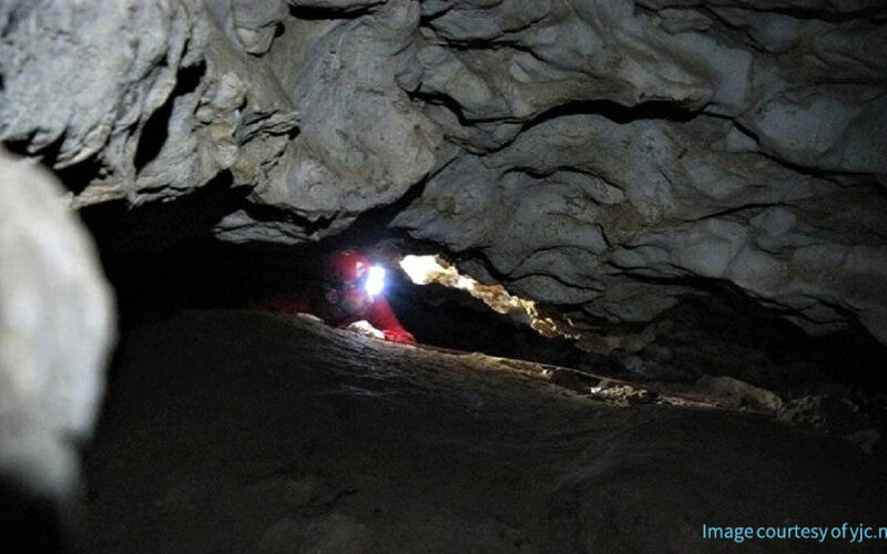 نمای داخل غار دره آل مشهد