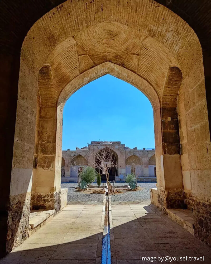 ورودی زیبای کاروانسرای قصر بهرام