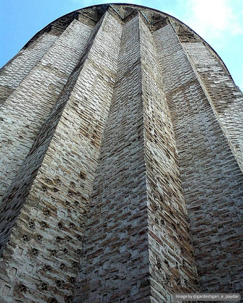 نمایی دیگر از برج آرامگاه علاءالدین