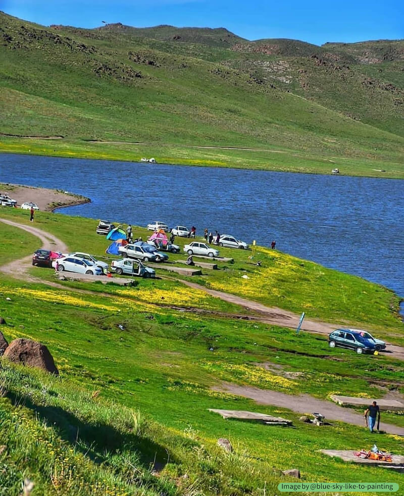 پوشش گیاهی اطراف دریاچه نئور در فصل بهار و تابستان