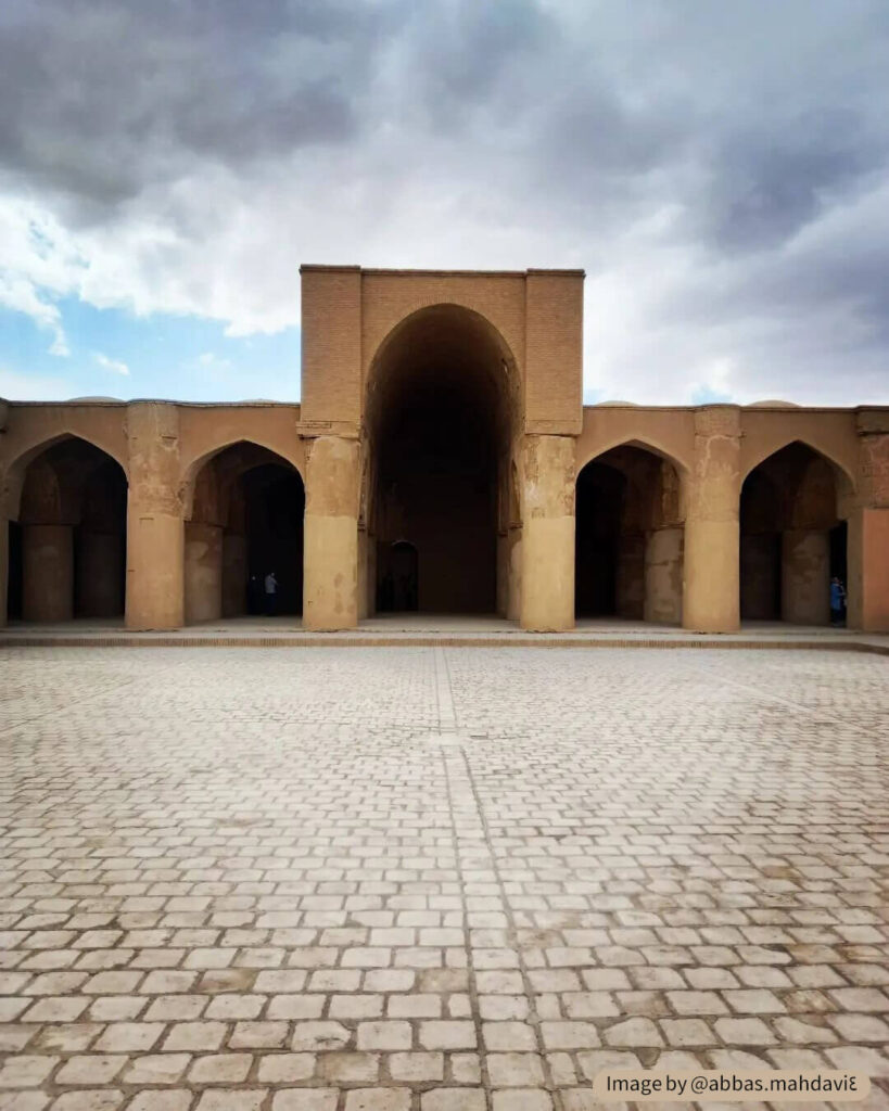 نمایی از مسجد قدیمی تاریخانه دامغان، نمونه‌ای از معماری ایرانی