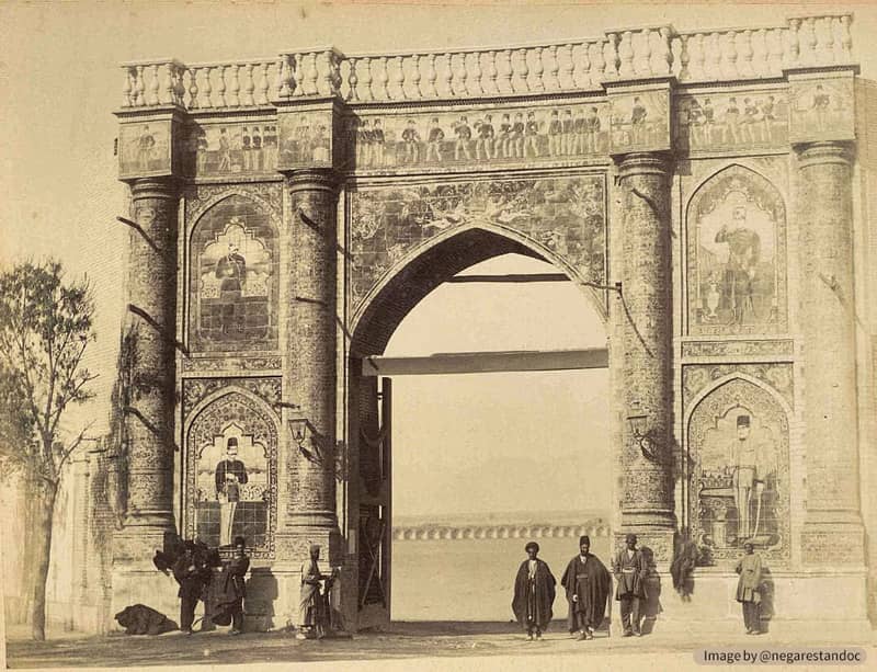 عکسی قدیمی از دروازه میدان مشق