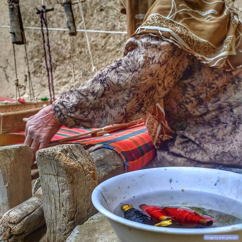 نمایی از چادرشب‌ بافی در ایران