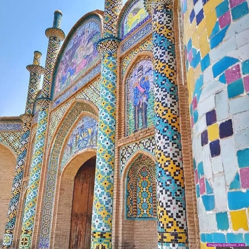 نمایی نزدیک از نقش های دروازه ارگ سمنان