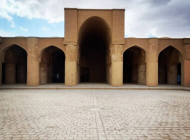نمایی از مسجد قدیمی تاریخانه دامغان، نمونه‌ای از معماری ایرانی