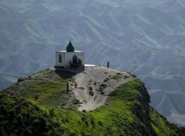 کوهپیمایی برای رسیدن به زیارتگاه خالد نبی