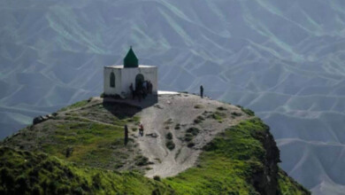 کوهپیمایی برای رسیدن به زیارتگاه خالد نبی