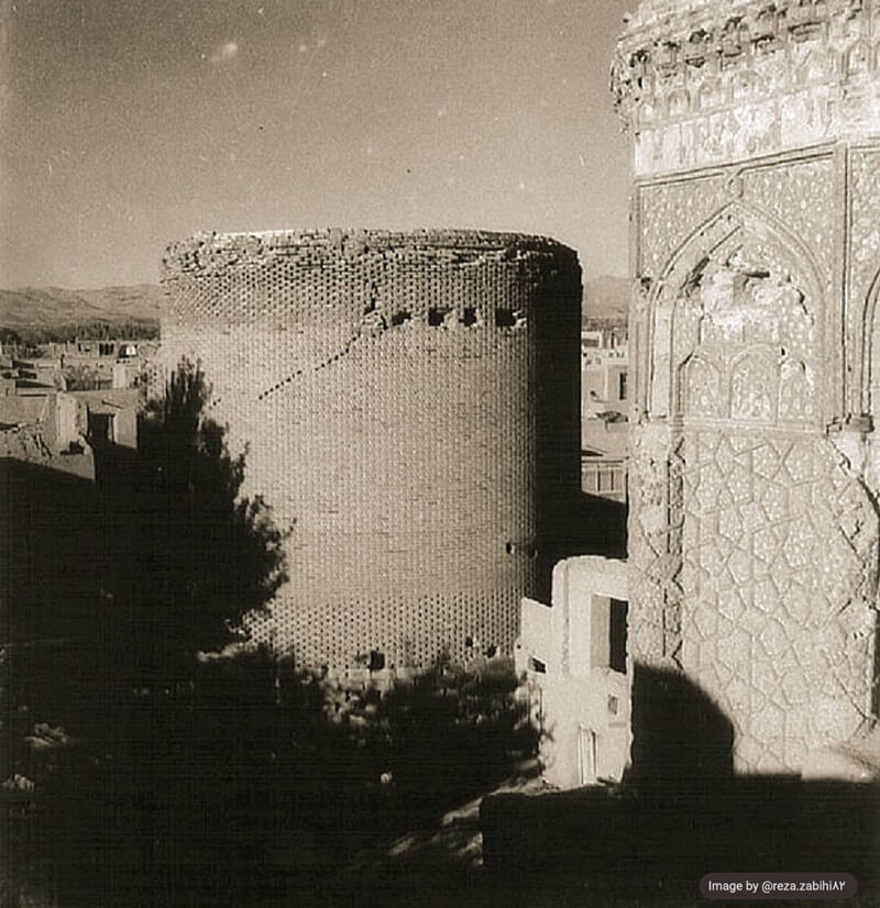 عکسی قدیمی از برج مدور مراغه