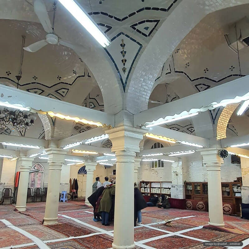 فضای داخلی مسجد قندی تهران