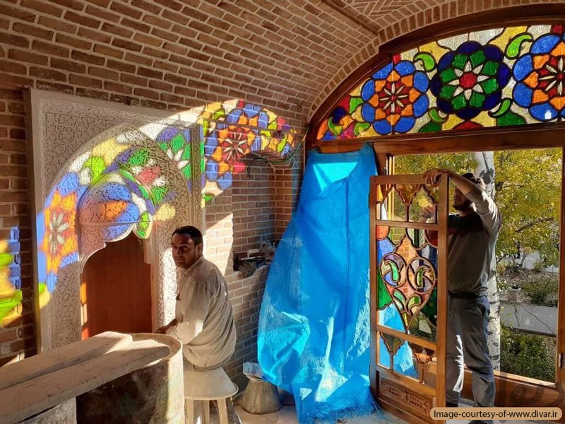 هنرمندان ارسی کار در حال نصب پنجره ارسی