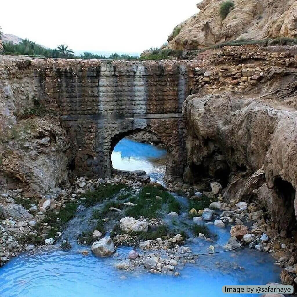 نمایی زیبا از چشمه آب گرم گنو