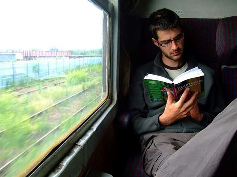 خواندن كتاب در سفر و لذت بردن از مسیر