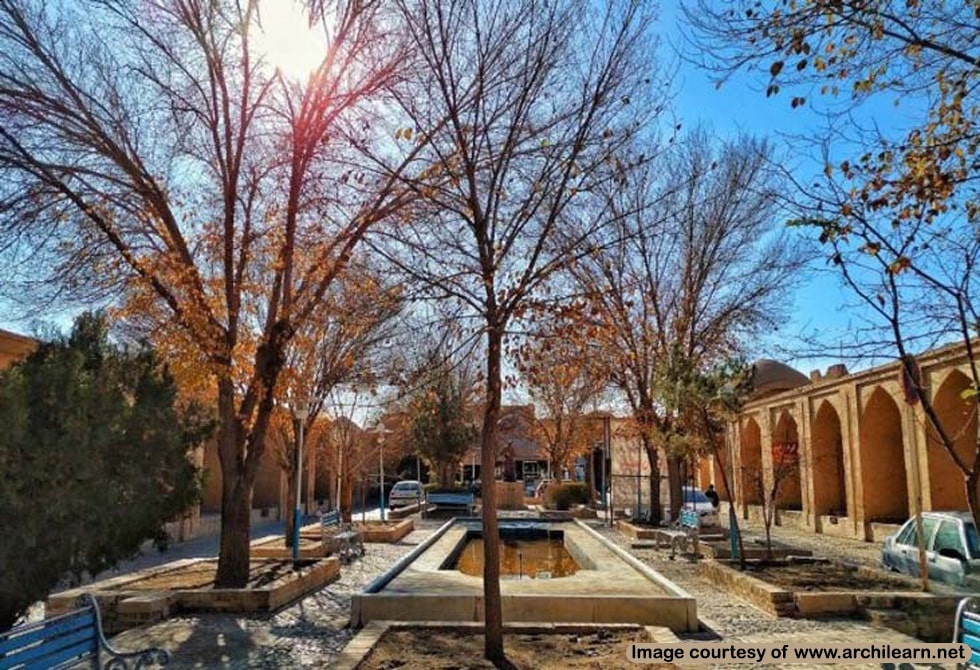 میدان خان یزد با رواق و حجره