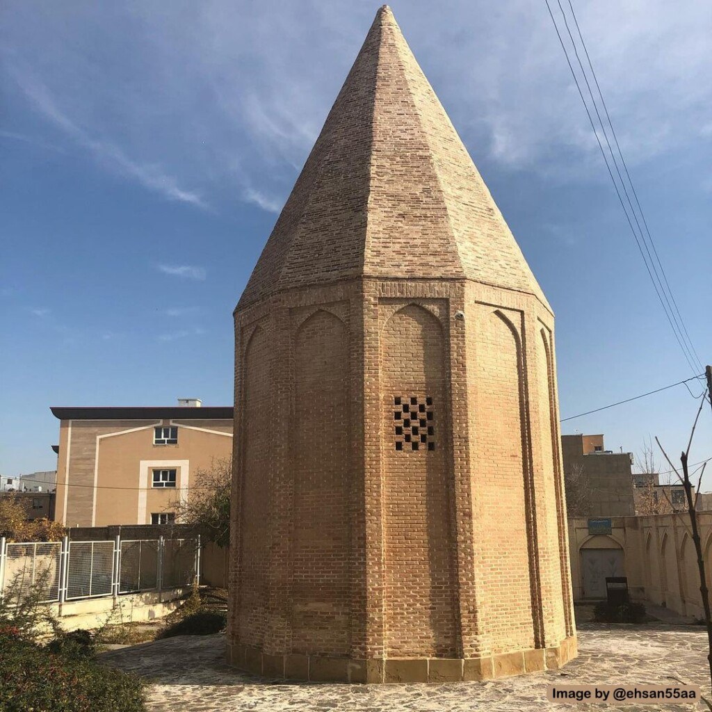 نمایی از برج قربان در شهر همدان