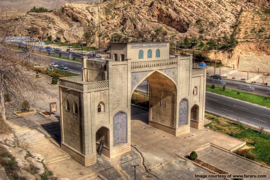 نمایی زیبا از دروازه قرآن شیراز