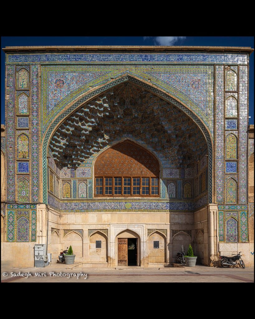 ایوان مدرسه خان شیراز که هنوز فعال است
