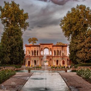 نمایی از درختان برافراشته‌ی باغ شاهزاده ماهان