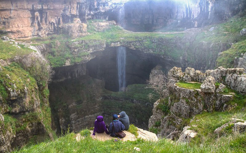 در سفر به لبنان حتما از آبشار باتارا دیدن کنید