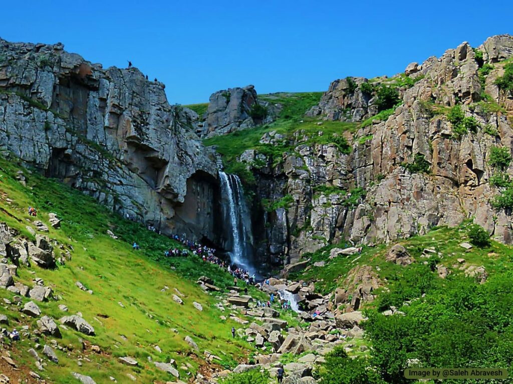 در نزدیکی روستای سوباتان به تماشای آبشار ورزان بروید