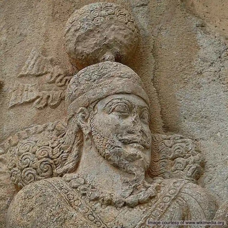 تصویر اردشیر دوم، پادشاه ساسانی، بر روی یک سنگ‌نگاره
