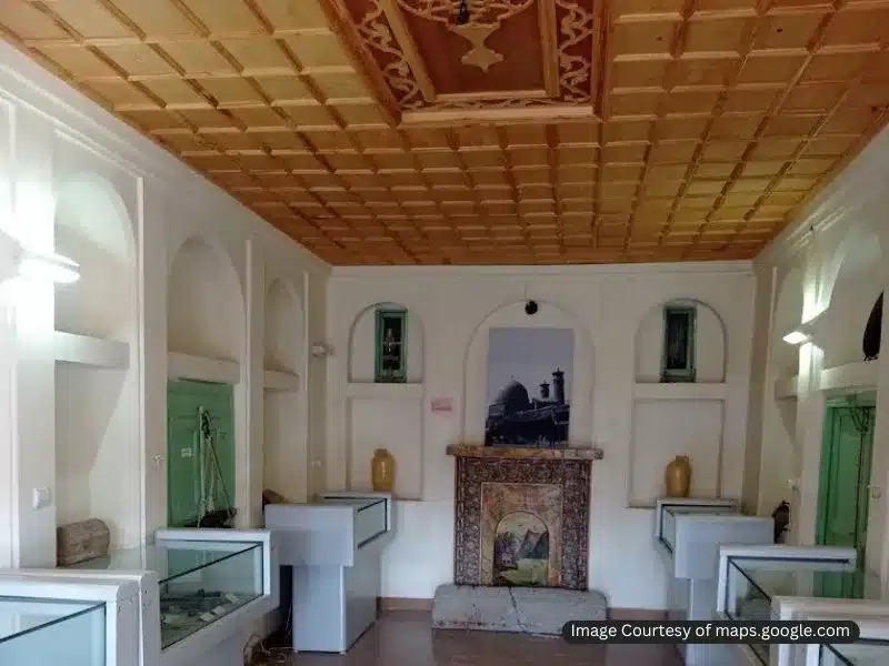 داخل خانه افتخارالاسلام طباطبایی