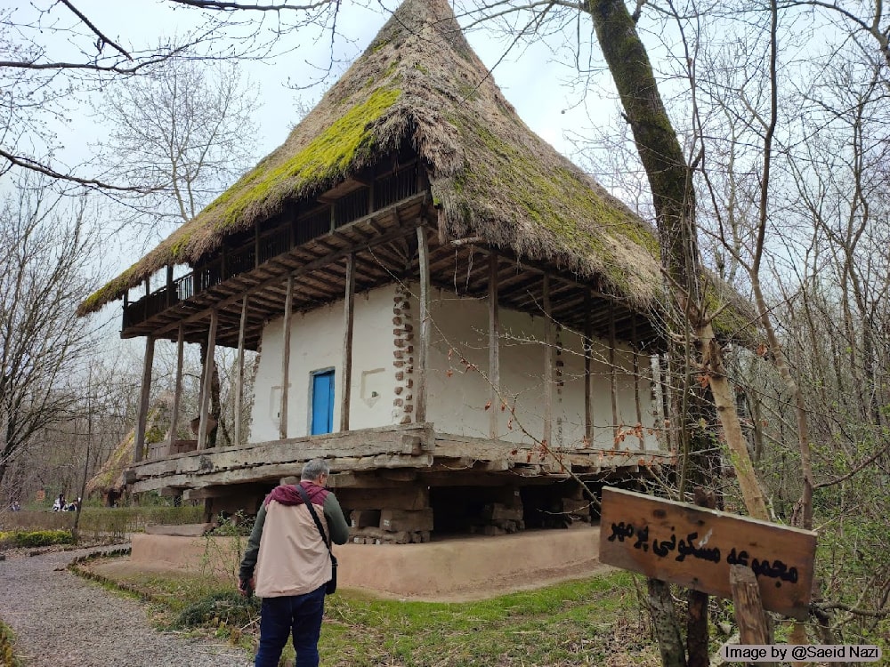 نمایی زیبا از خانه‌ای قدیمی و معماری آن