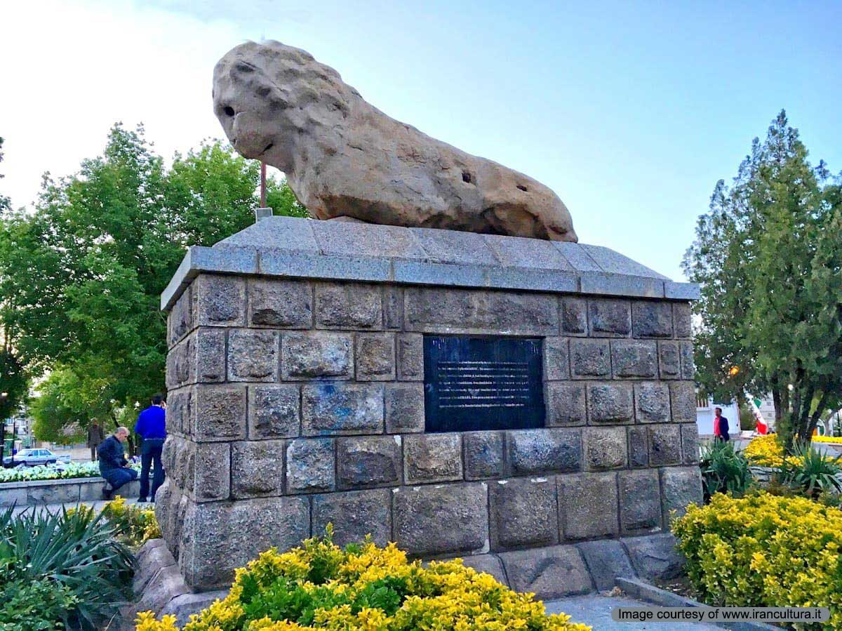 نمایی از مجسمه شیر سنگی در شهر همدان