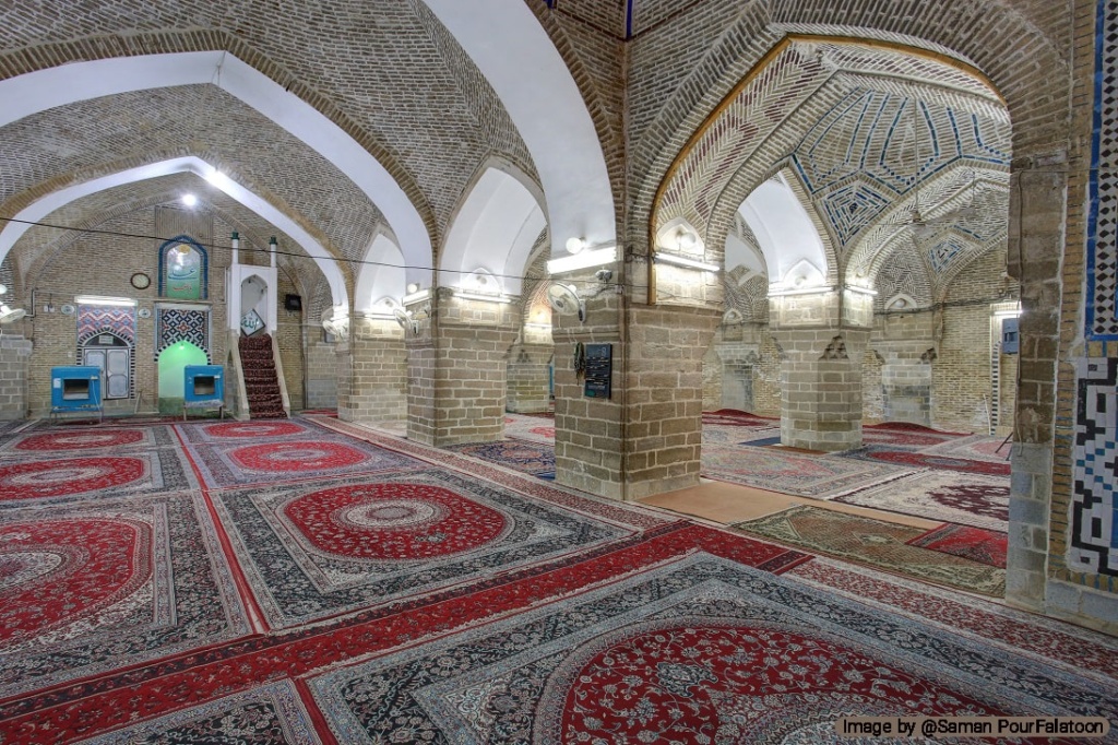 نمایی از فضای داخلی مسجد جامع دزفول