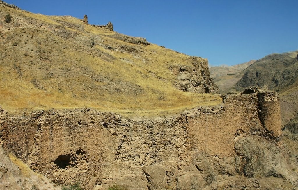 تصویری از بقایای قلعه لمبسر در الموت