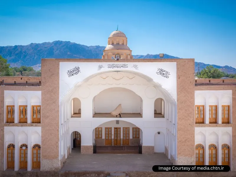 از مکتبخانه تا مدرسه شوکتیه بیرجند؛ چهارمین مدرسه نوین ایران کتیبه سردر مدرسه شوکتیه بیرجند